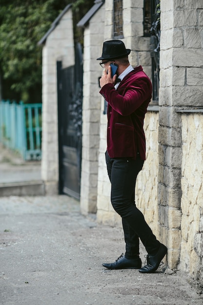 Un homme riche avec une barbe, pensant aux affaires