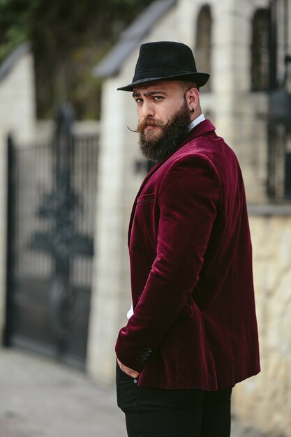 Un homme riche avec une barbe, pensant aux affaires