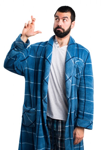 Homme en robe de chambre avec les doigts croisés