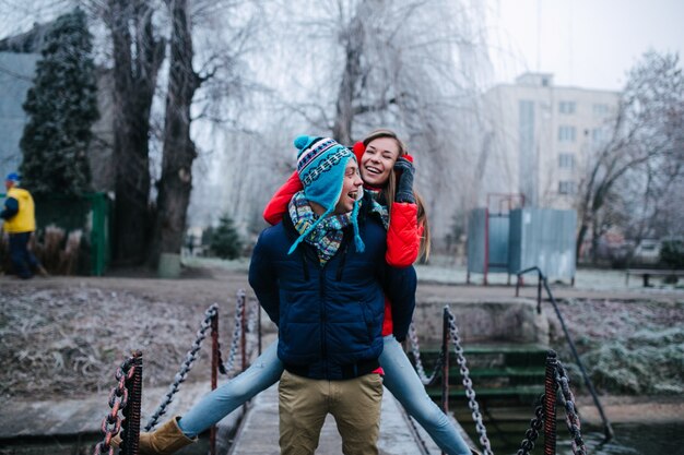 L&#39;homme en robe d&#39;hiver avec sa petite amie dans le dos