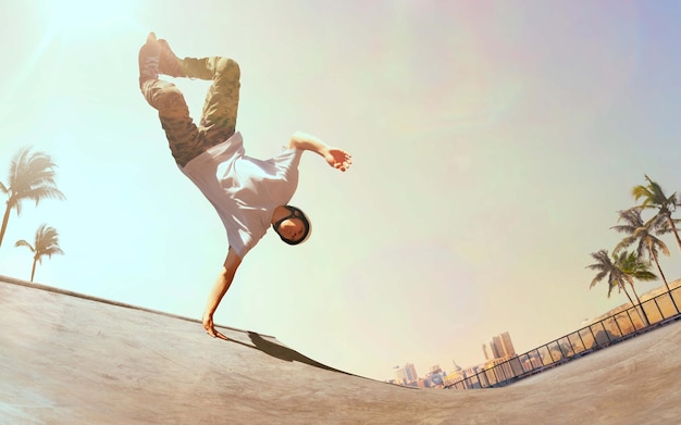 L'homme Rollerskater exécute des tours