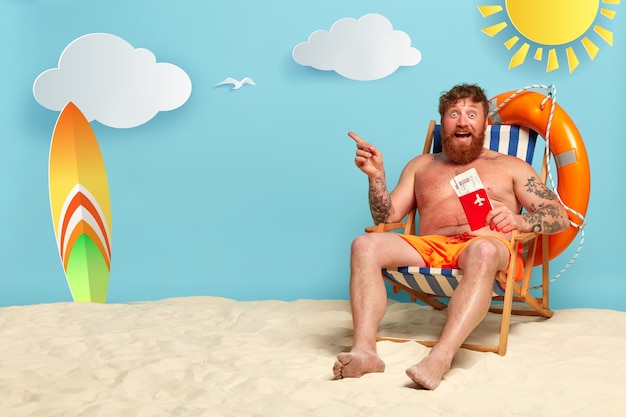 Homme Rousse Barbu Seins Nus Posant à La Plage