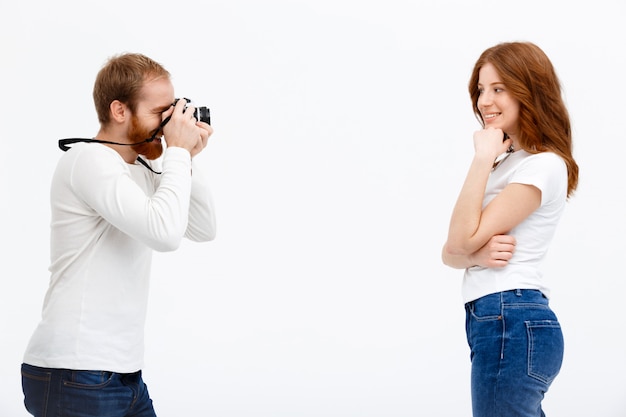 Homme rousse tirant une photo de soeur