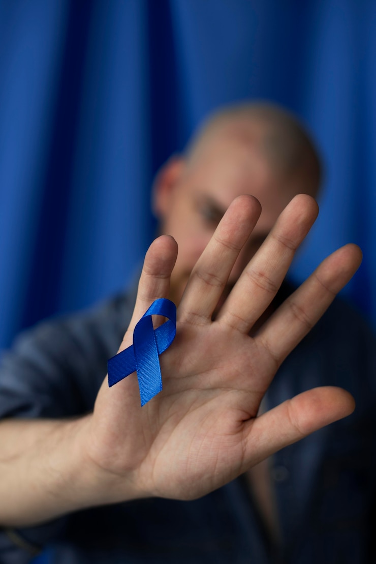 Photo gratuit homme avec ruban bleu de novembre