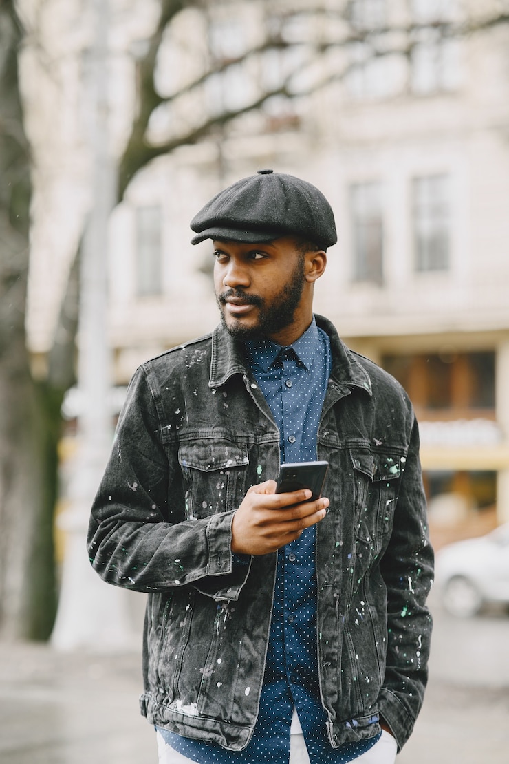 Photo gratuit l'homme de la rue. concept d'entreprise. guy avec téléphone portable.