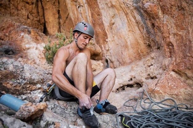 L'homme s'apprête à grimper sur une montagne