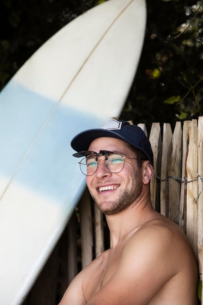 Photo gratuite l'homme s'apprête à utiliser sa planche de surf