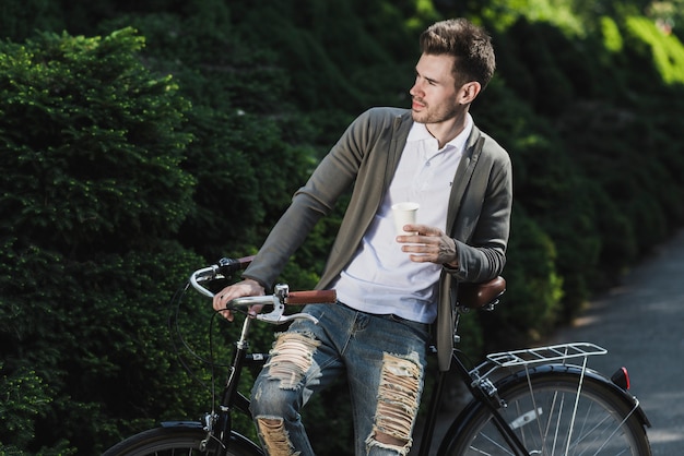 Homme, s&#39;appuyer, bicyclette, tenue, jetable, café, tasse