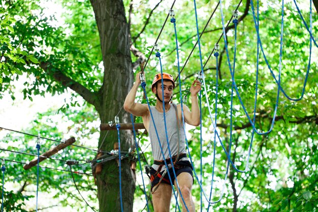 L&#39;homme s&#39;arrête sur la corde accrochée à l&#39;air