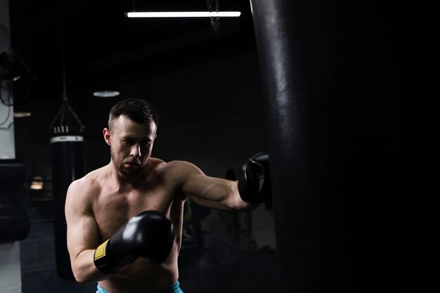 Homme s'entraînant dur pour une compétition de boxe