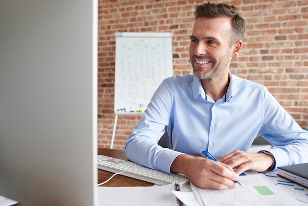 Photo gratuite l'homme s'est concentré tout en travaillant sur ordinateur