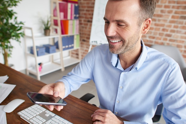 L'homme s'est concentré tout en travaillant sur ordinateur