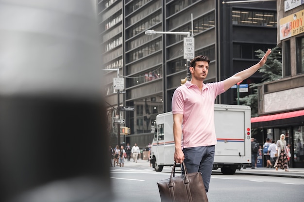 Homme avec sac cabines