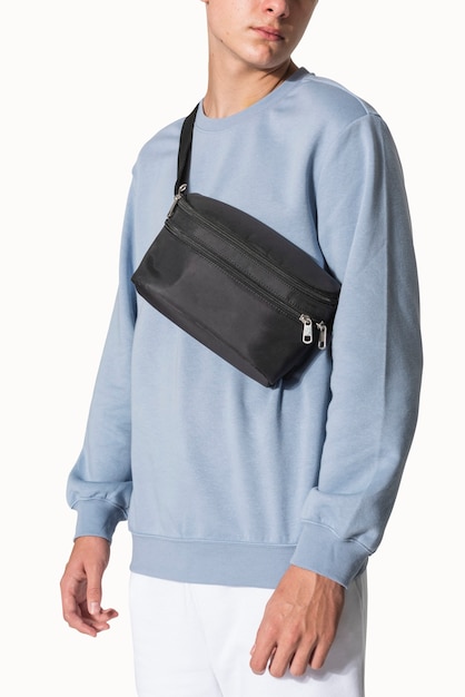 Homme avec sac ceinture noir