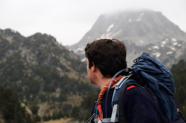 Homme avec un sac à dos en randonnée dans les montagnes