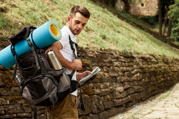 Homme avec sac à dos voyageant seul