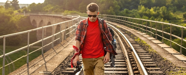 Homme avec sac à dos voyageant