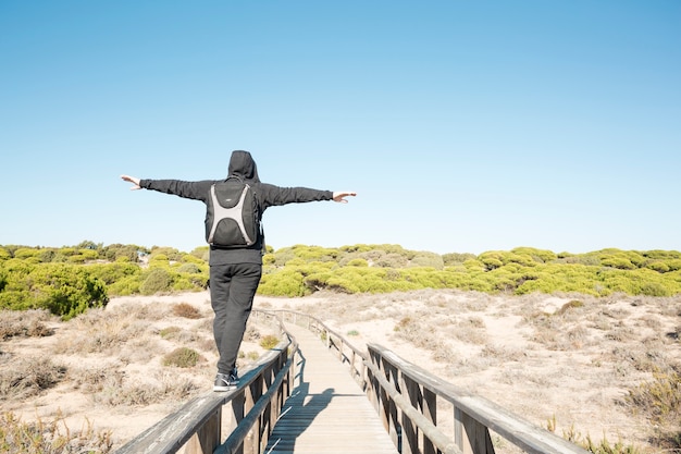 Photo gratuite homme sans visage marchant sur des balustrades