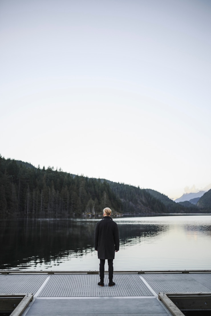 Photo gratuit homme sans visage en regardant l&#39;eau