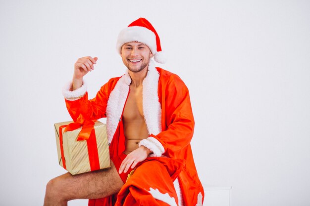 Homme de santa sexy isolé sur fond blanc