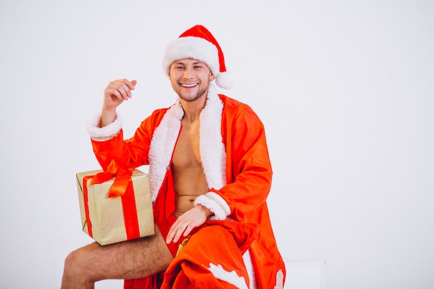 Homme de santa sexy isolé sur fond blanc