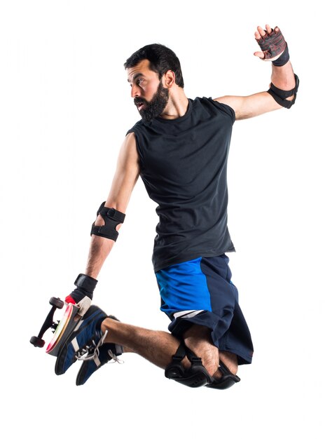 Un homme avec un saut à la planche à roulettes