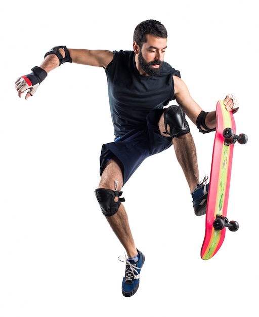 Un homme avec un saut à la planche à roulettes