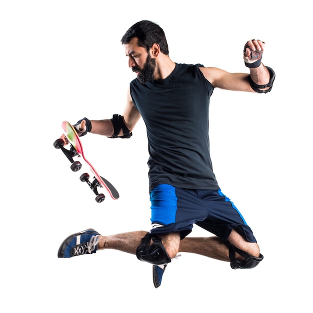 Un homme avec un saut à la planche à roulettes