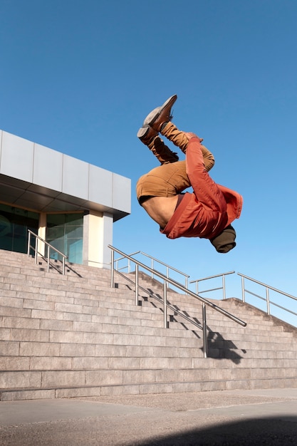 Photo gratuite homme sautant en faisant du parkour