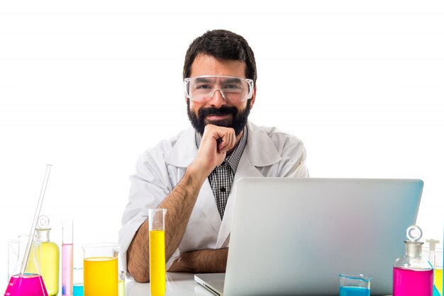 Homme scientifique travaillant avec son ordinateur portable