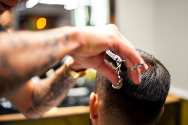 Homme se coupe les cheveux par derrière