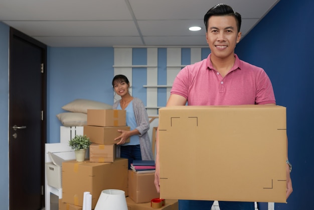 Homme se déplaçant dans la nouvelle maison