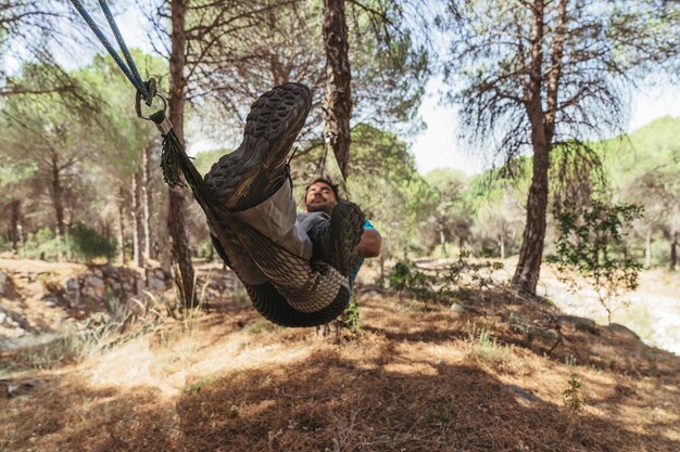 L&#39;homme se détend dans un hamac dans la forêt