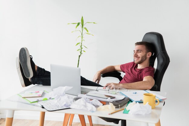 Homme se détendre et assis sur une chaise de jeu