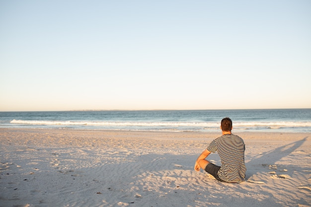 Homme se détendre sur la plage