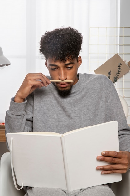 Homme se détendre et prendre soin de lui