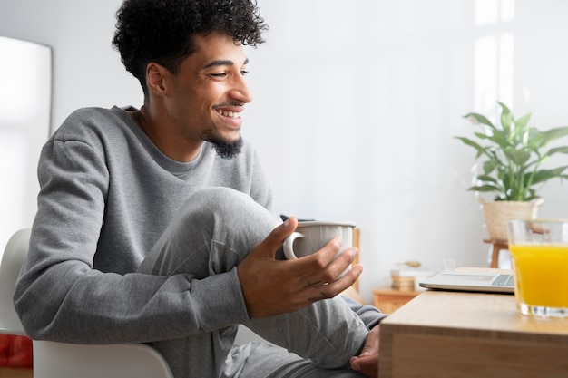 Photo gratuite homme se détendre et prendre son petit déjeuner