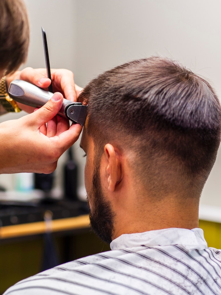 Photo gratuit homme se fait couper les cheveux par derrière