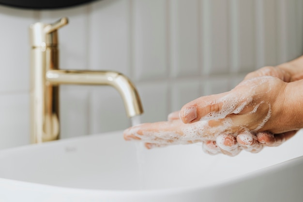 L'homme se lave les mains avec du savon