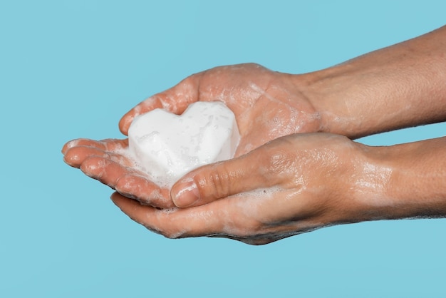 L'homme se lave les mains avec un savon blanc