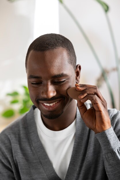 Homme se maquillant à l'intérieur