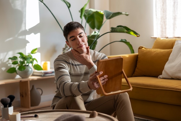 Photo gratuite homme se maquillant à l'intérieur