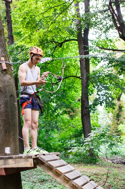 L&#39;homme se prépare à grimper sur les cordes dans le parc