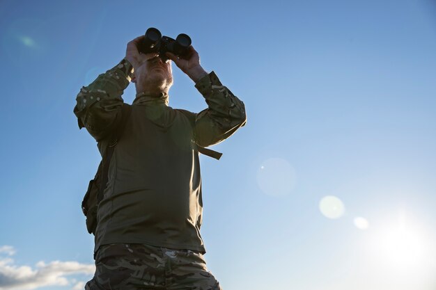 L'homme se prépare pour sa mission