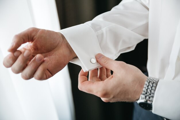 Photo gratuite un homme se prépare pour son mariage