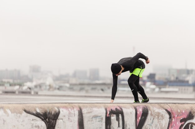 Photo gratuite l'homme se prépare à sprint