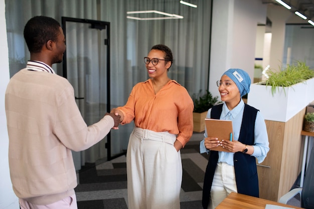 Photo gratuite homme se présentant aux employeurs lors de l'entretien d'embauche au bureau