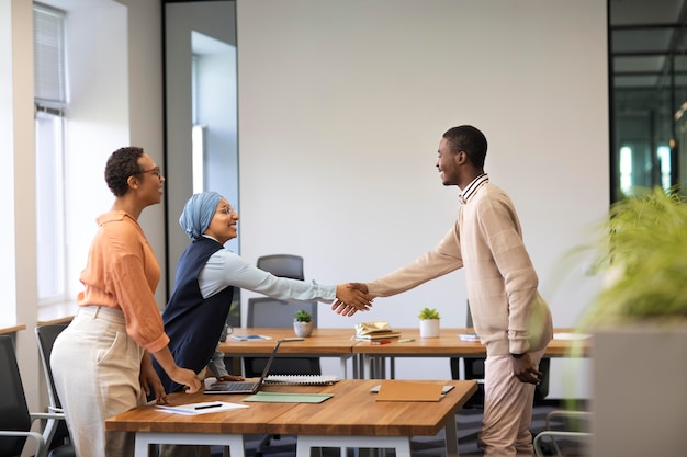 Homme se présentant aux employeurs lors de l'entretien d'embauche au bureau