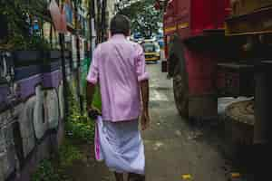 Photo gratuite l'homme se promène dans les rues de l'inde