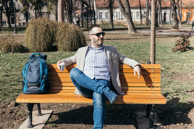 Homme se reposant sur un banc